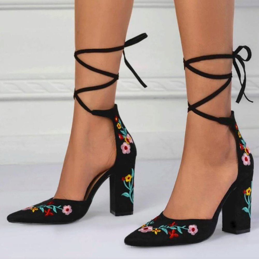 BLACK FLORAL EMBROIDERED FAUX SUEDE SHOE